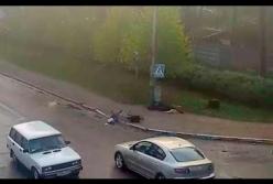 На Киевщине мужчина умирал на глазах у людей, но никто ему не помог (видео)