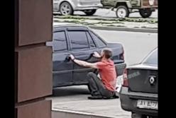 В Харькове неадекват требовал выпустить человека из багажника (видео)