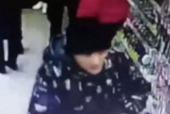 В запорожском магазине поймали мужчину, который воровал косметику (видео)