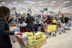 Карантин: в супермаркетах Киева очереди (видео)