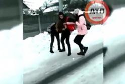 "Сейчас будет стрелка":  видео избиения школьницы под Киевом (видео)
