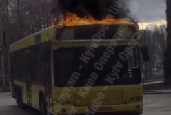 В Киеве по улице ехал "огненный троллейбус" (видео)