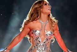 Дженнифер Лопес во время выступления проехалась на коленях в откровенном наряде (видео)