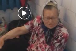 В Запорожье пожилая женщина уже третий месяц живет в общественном туалете на вокзале (видео)