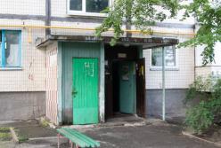 В Киеве в подъезде многоэтажки нашли посиневший труп мужчины (видео)