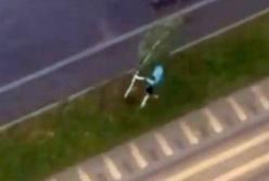 Ураганный ветер едва не унес ребенка в Киеве (видео)