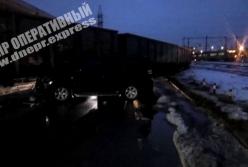 В Днепре девушка на внедорожнике въехала в поезд (видео)