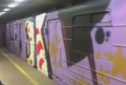 Вандалы разрисовали поезд метро в Киеве (видео)
