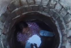 Спасение женщины на 8 месяце беременности из глубокого колодца (видео)