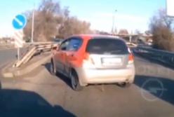 На Киевщине автомобиль влетел в отбойник и перевернулся (видео)