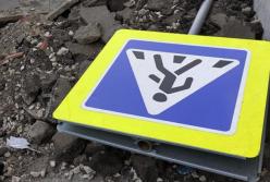 В Киеве мотоциклист сбил женщину на тротуаре (видео)