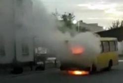 В Киеве горела маршрутка (видео)
