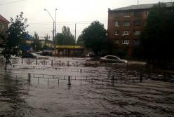 Грозы, град и почти озера: Киев опять плывет (видео) 