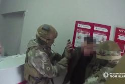 На Днепропетровщине полицейский продавал оружие через интернет (видео)
