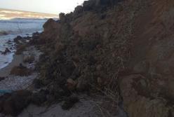 На запорожском курорте обвалился берег (видео)