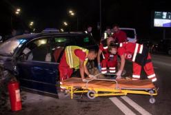 В Киеве лоб в лоб столкнулись два автомобиля, пострадала женщина (видео)