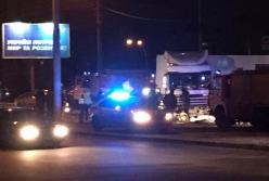 Cмертельное ДТП возле моста в Киеве: автомобиль влетел в колонну фур (видео)