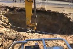 В Киеве провалилась дорога в аэропорт (видео)