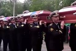 Гробы из свинца? На похоронах российских подводников заметили странную деталь (видео)