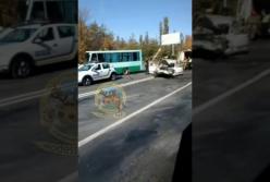 Под Одессой легковушка столкнулась с автобусом: один человек погиб, четверо пострадали (видео)