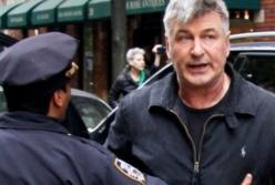 Алек Болдуин арестован: подрался и выбил челюсть (видео)