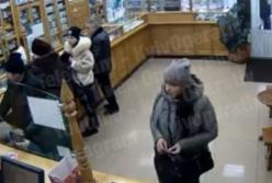 Две кражи за считанные минуты: «работа» киевской воровки попала на видео