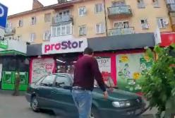 Дошкольник за рулем авто сбил своего отца (видео)