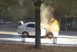 В Харьковской области на ходу загорелся автомобиль (видео)