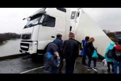 В России рухнул мост с грузовиком (видео)
