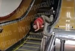 В киевском метро пассажир покалечился на эскалаторе (видео)