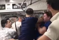Пассажиры устроили кровавую драку в метро Киева (видео)