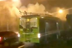 В Харькове на ходу загорелся троллейбус с пассажирами (видео)