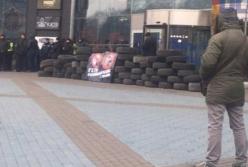  «Геть московський бізнес!»: все входы и выходы в ТРЦ Ocean Plaza заблокированы (видео)