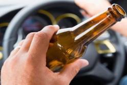 Полуголый мужчина разъезжал на авто по центру Киева с алкоголем в руке (видео)