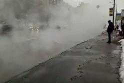 Дорогу закрыло паром: в Киеве прорвало трубу с горячей водой (видео)