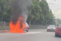В Киеве на ходу загорелся автомобиль (видео)