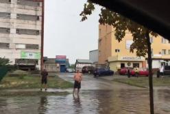 После ливня киевляне ловят рыбу прямо на дороге (видео)