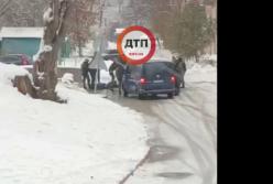 В Сети показали жестокий захват неизвестных в Киеве (видео)