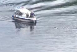 В Киеве спасли мужчину, прыгнувшего в Днепр с пешеходного моста (видео)