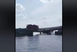 На Николаевщине фуры снова утопили понтонный мост (видео)