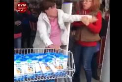 Киевляне устроили самосуд над пьяной воровкой (видео)