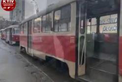 Как в Киеве "герой парковки" парализовал движение трамваев (видео)
