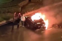 Водій згорів живцем в електрокарі Xiaomi, коли "розумна" система заблокувала двері (відео моменту)