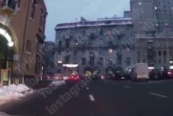 Мужчина чудом спас девушку на шпильках, которая перебегала через дорогу (видео)