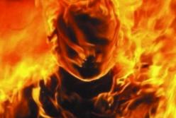 Бывший участник шоу "Холостяк" публично поджег себя (видео)