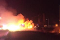 Под Киевом вспыхнула заправка: ручьи горящего топлива потекли по трассе (видео)