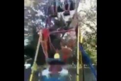 Подросток сорвался с аттракциона в парке Кременчуга (видео) 