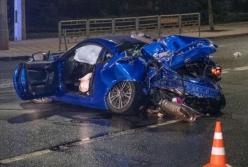 В Киеве Subaru влетел в столб, погиб молодой парень (видео)