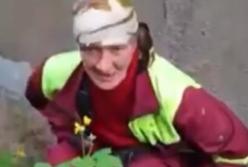 В Киеве пьяная сотрудница коммунальной службы устроила дебош под окнами жилого дома (видео)