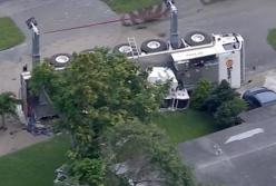 Страшное зрелище: подъемный кран упал прямо на жилые дома (видео)